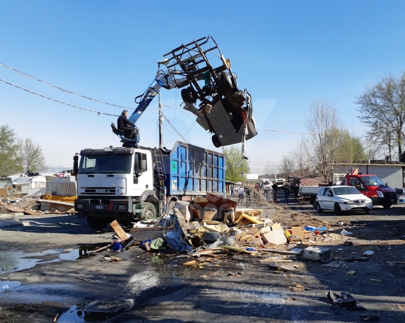 TORINO-BORGARO - Controlli al campo nomadi: sequestrato rame e abbattute delle baracche