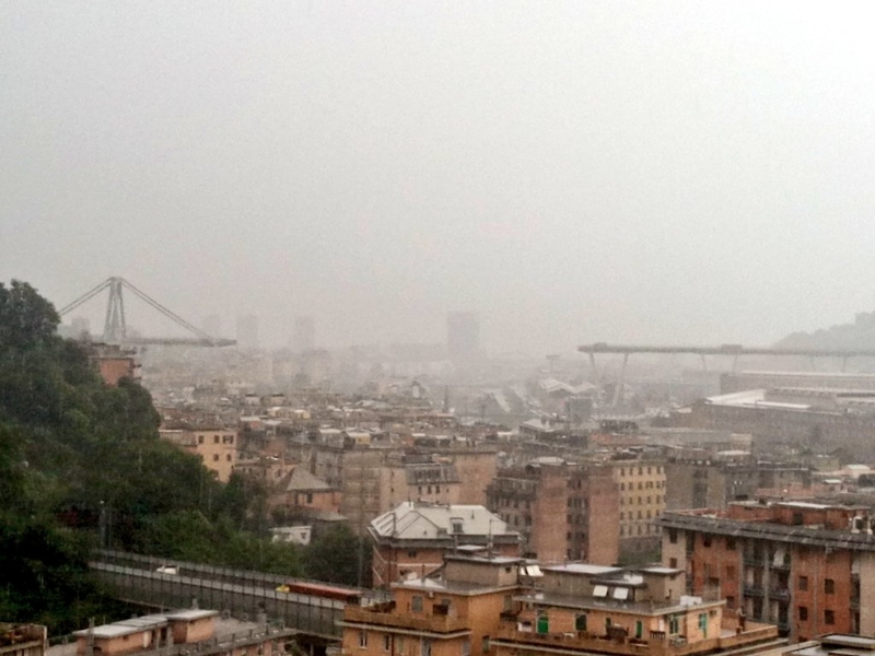 TRAGEDIA A GENOVA - CROLLA PONTE DELL'AUTOSTRADA: «CI SONO DEI MORTI» - FOTO e VIDEO