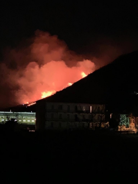 CAFASSE - GIVOLETTO - I boschi continuano a bruciare: Canadair ed elicotteri sul posto