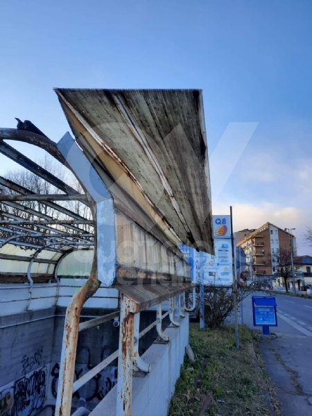 VENARIA - Raffiche di vento in città: scoperchiata la tettoia del sottopasso di corso Garibaldi