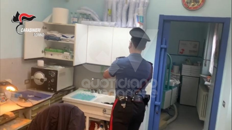 VENARIA - Studio dentistico abusivo: i carabinieri denunciano tre persone - FOTO E VIDEO