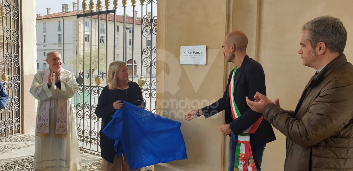 VENARIA - Ricordato Gino Vanzi: una targa sotto la Torre dell'Orologio e l'intitolazione della sala mostre - FOTO