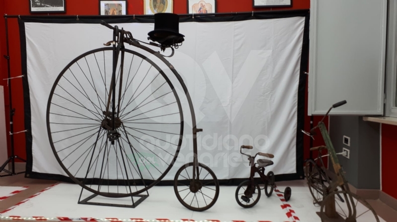 VENARIA - Biciclette, tricicli vintage e gli antichi mestieri: la nuova mostra di Antonio Iorio