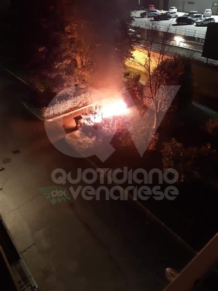 BORGARO - Incendio nella notte: distrutti i bidoni della raccolta differenziata