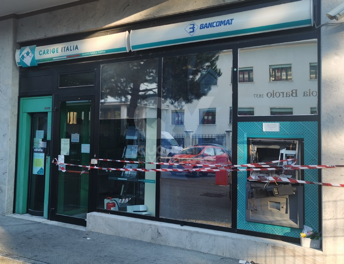 VENARIA - Esploso nella notte il bancomat della banca Carige: banditi fuggiti a mani vuote