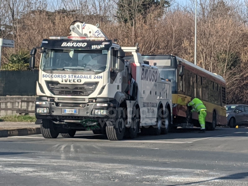 RIVOLI - Autobus e macchina si scontrano in via Bruere: 96enne in gravissime condizioni