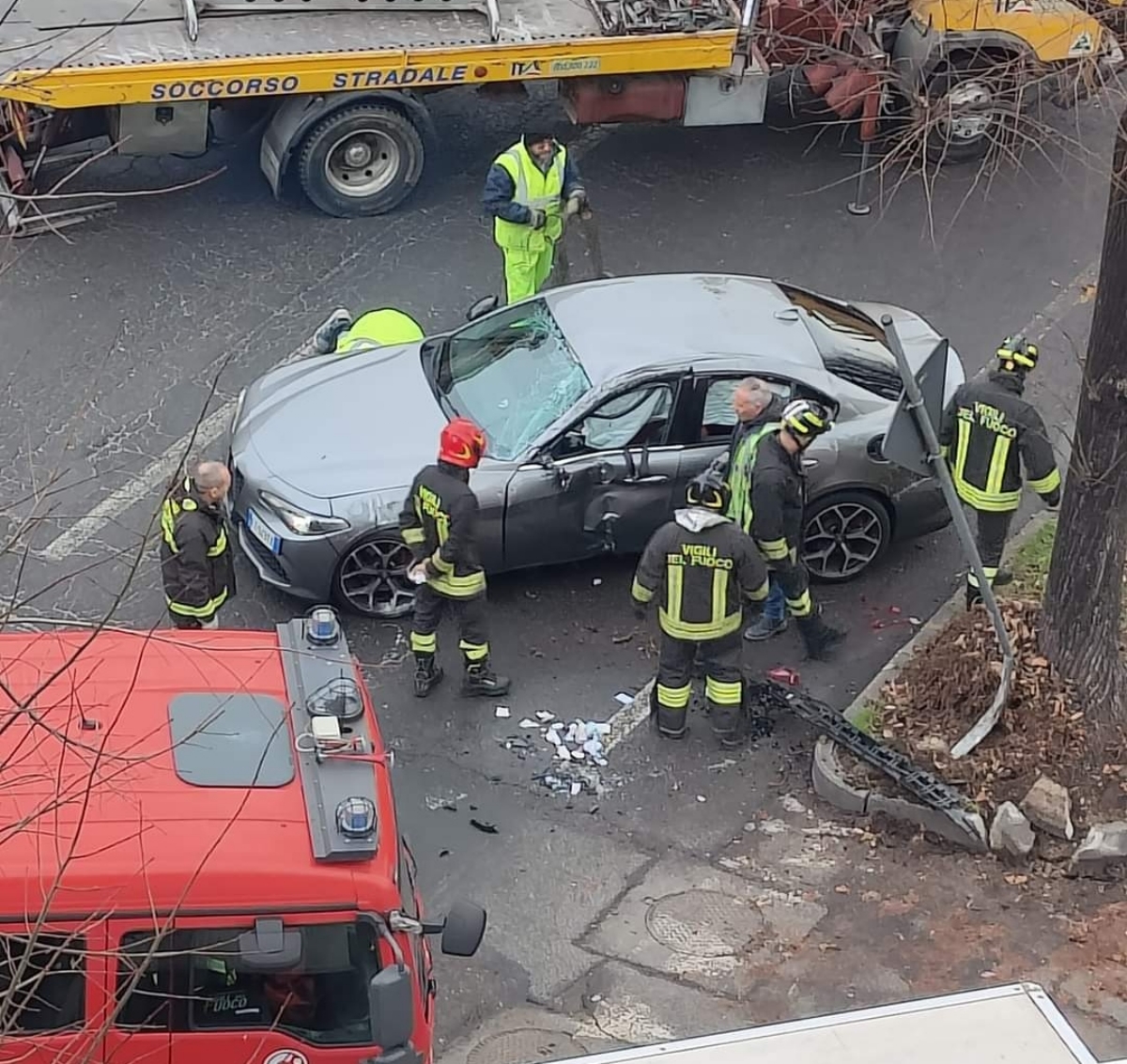 INCIDENTE A RIVOLI - Auto si ribalta in corso Francia: conducente ferito - FOTO
