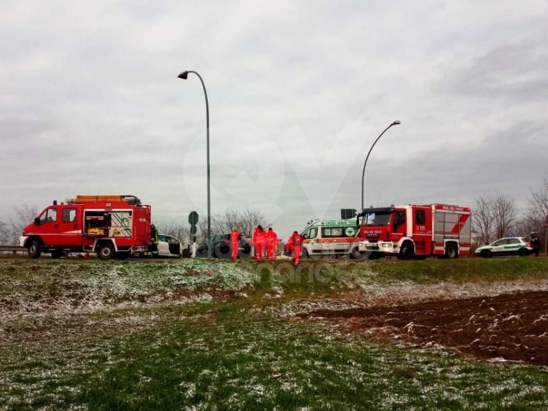 ALPIGNANO - Violento scontro frontale vicino alla ex Philips: un ferito - FOTO