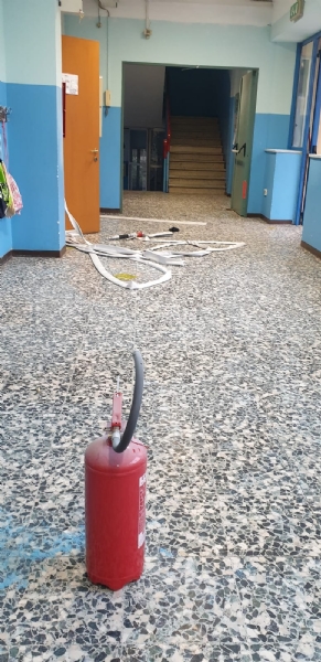 COLLEGNO - Imbecilli ancora in azione: dopo la Gramsci, vandalizzata anche la Cattaneo