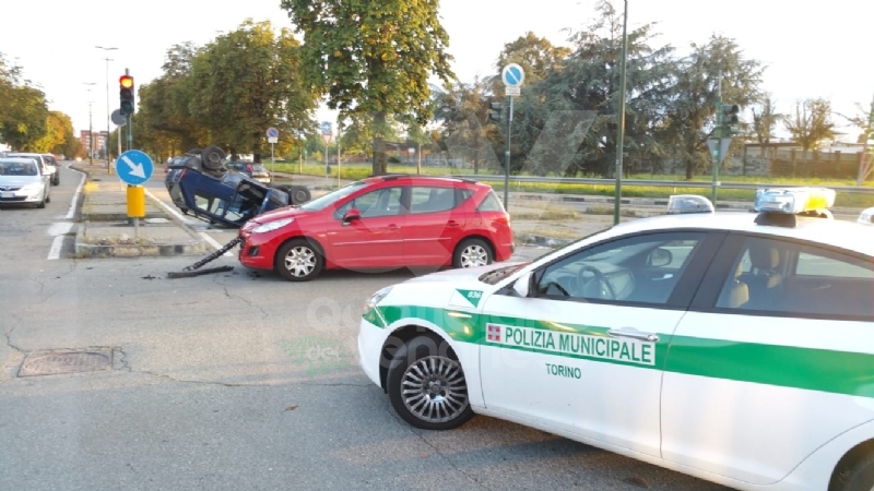 TORINO - VENARIA - Incidente all'incrocio vicino alla Cittadella della Juve: tre feriti