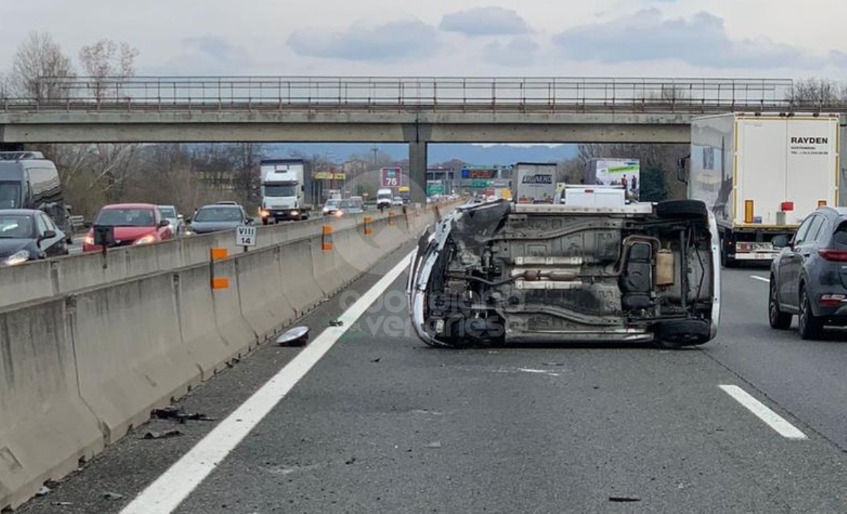 INCIDENTE IN TANGENZIALE A BORGARO - Auto ribaltata: traffico letteralmente in tilt - FOTO