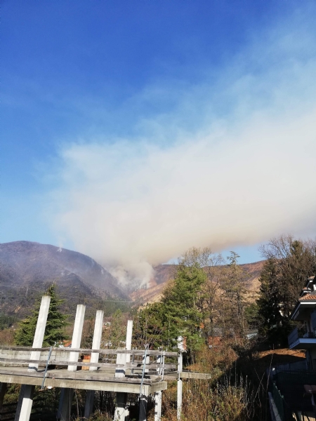 CAFASSE - GIVOLETTO - I boschi continuano a bruciare: Canadair ed elicotteri sul posto