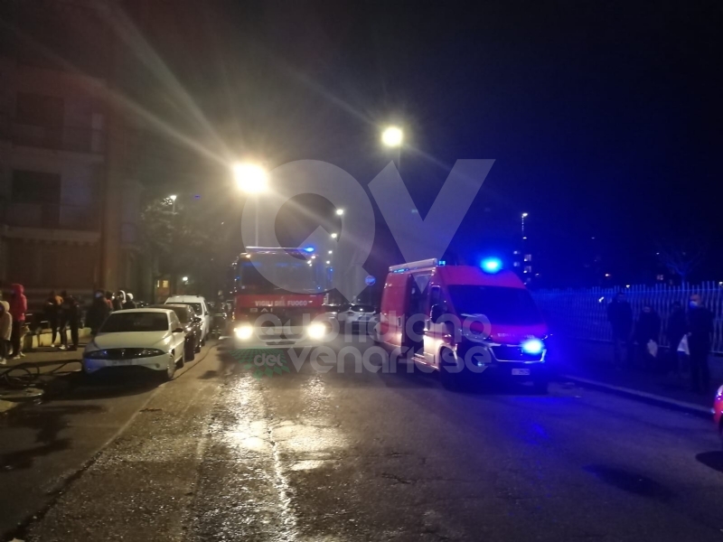 TORINO-VENARIA - Incendio in un alloggio di via Berrino: anziana intossicata, palazzina evacuata