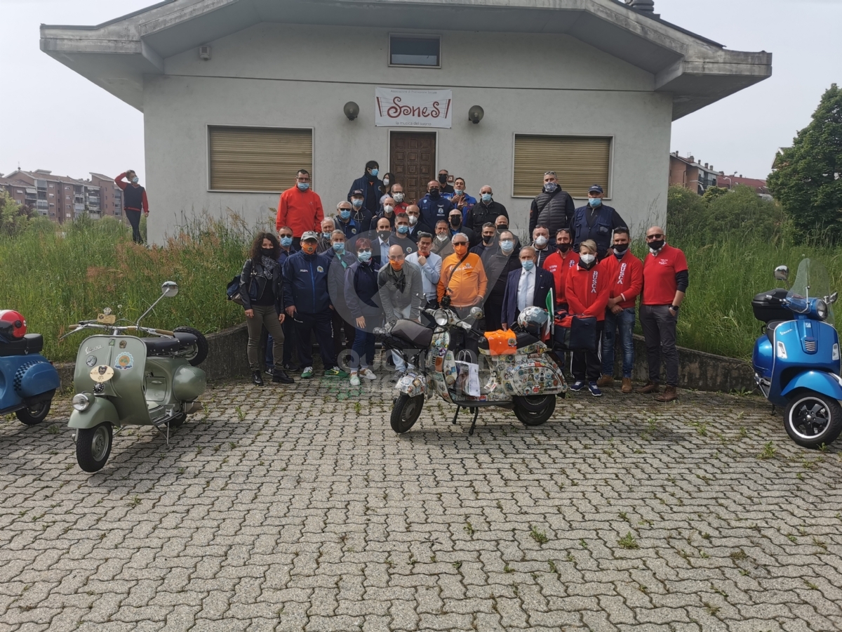 VENARIA - Il «Vespa Club» incontra Andrea Fucile, il 36enne che vuole girare il mondo in Vespa - FOTO