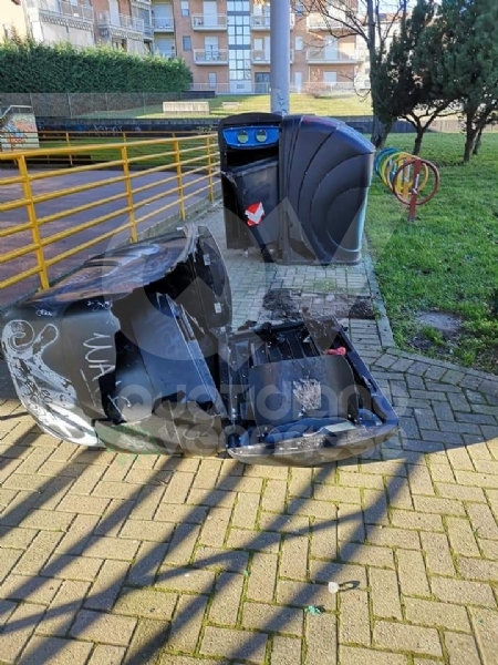 CRONACA - Ordinanza non rispettata: cassonetti esplosi e distrutta la statua della Madonna