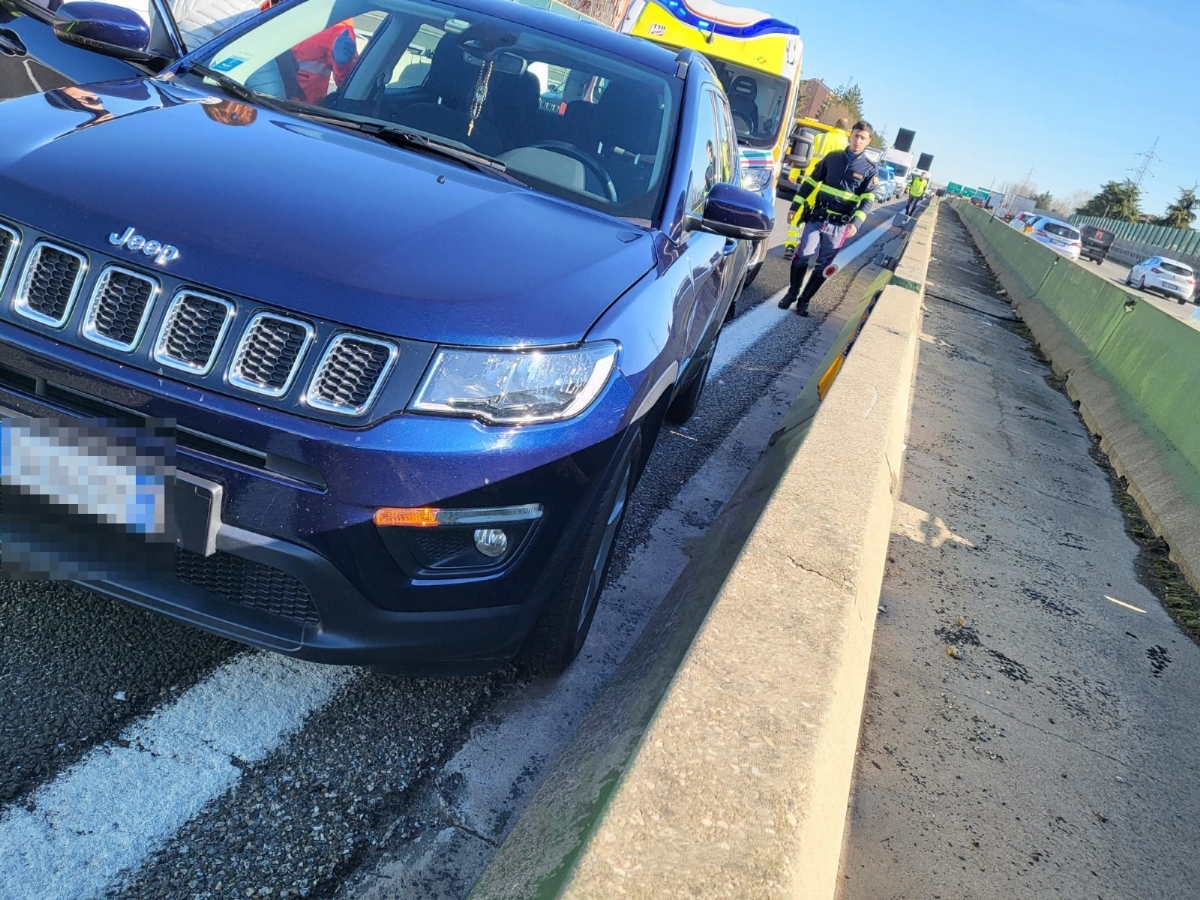 INCIDENTE IN TANGENZIALE A COLLEGNO - Tamponamento fra due auto: due feriti - FOTO