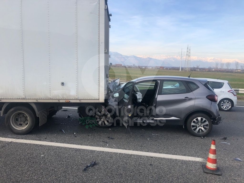 VENARIA - Code e disagi in tangenziale: tamponamento auto-furgone, due feriti - FOTO