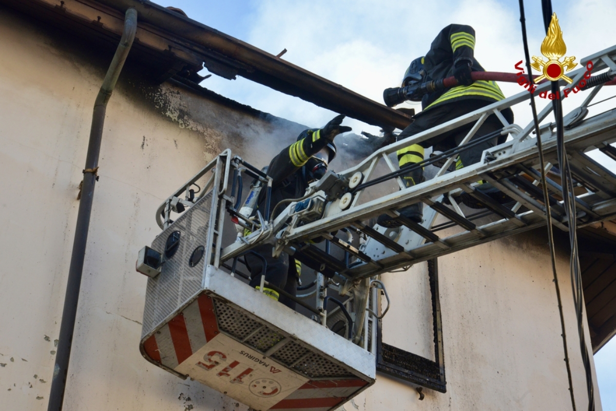 INCENDIO A MATHI - In un alloggio in via Caporossi: mamma e tre figli scappano in tempo - FOTO E VIDEO