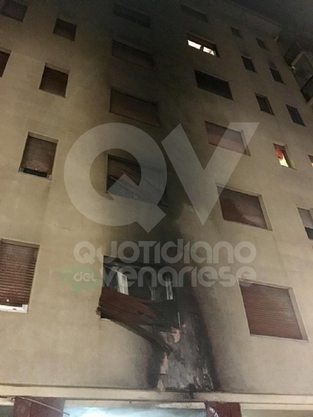 VENARIA - Auto a fuoco in via San Marchese: fiamme fino al secondo piano, residenti scappati