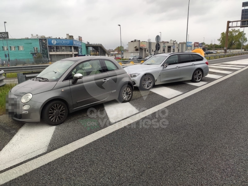 COLLEGNO - Incidente in tangenziale: cinque mezzi coinvolti, un ferito - FOTO