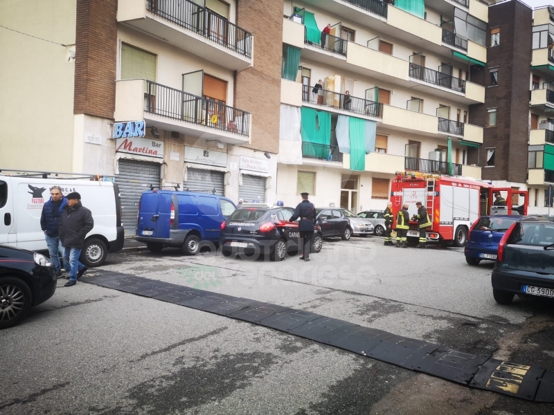 VENARIA - Tenta il suicidio e prova ad ammazzare il figlio di 14 mesi: tragedia sfiorata in un alloggio di via Amati