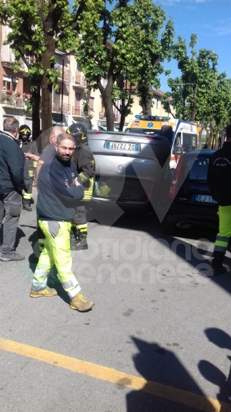 VENARIA - Si ribalta con l'auto tra via Barbi Cinti e corso Matteotti: ferite madre e figlia