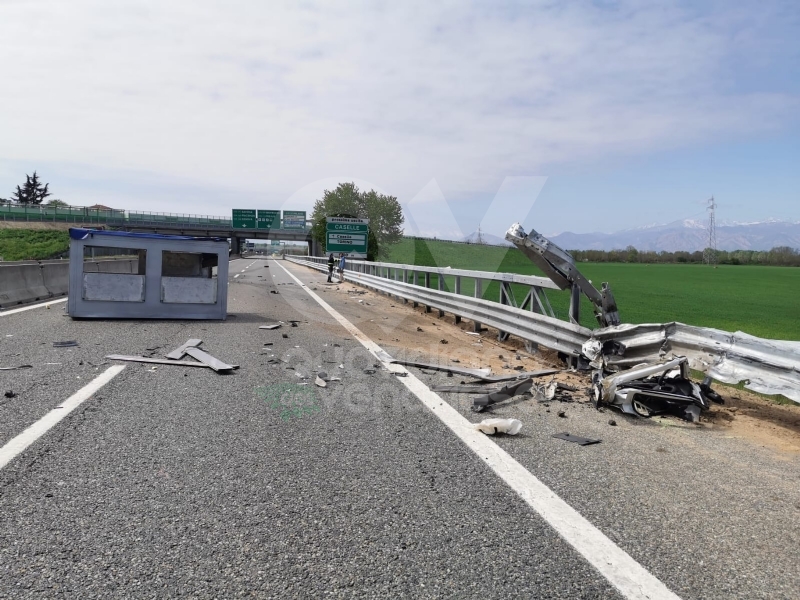 TORINO-CASELLE - Furgone finisce contro le barriere in cemento: un ferito e disagi in tangenziale