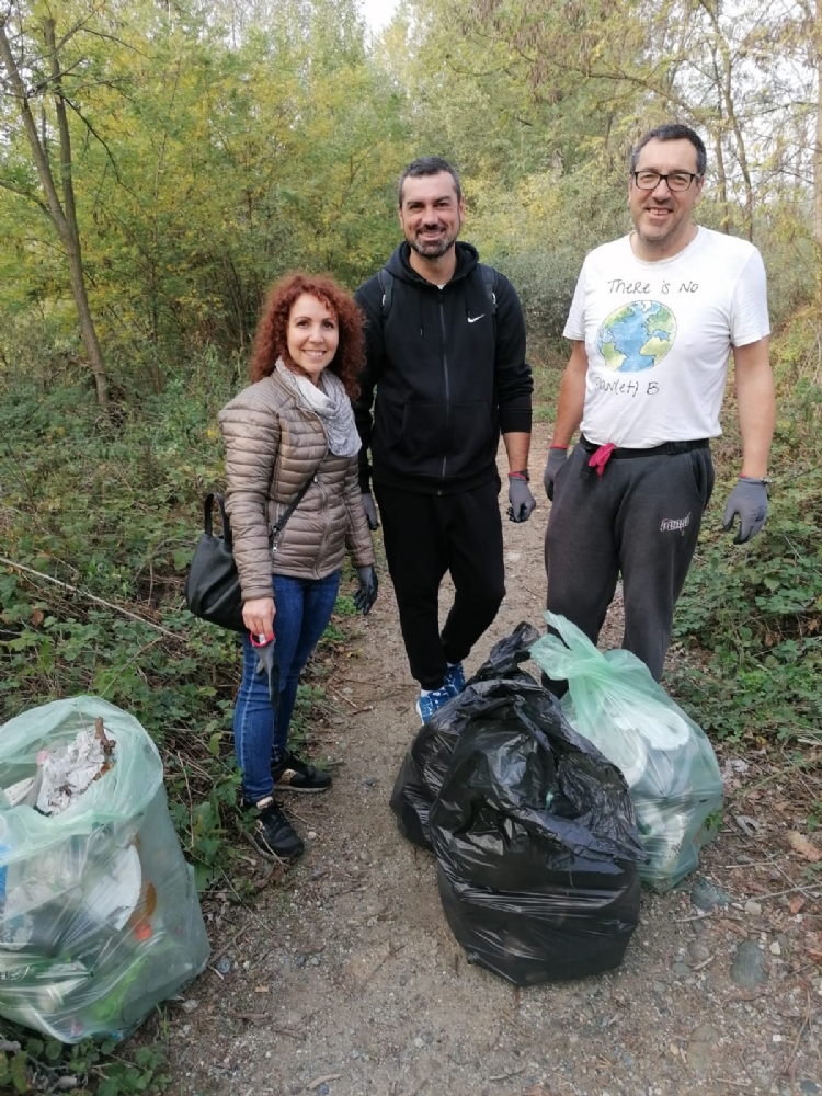 BORGARO - Successo per «Puliamo insieme il parco Chico Mendes»: tanti sacchi neri colmi di rifiuti - FOTO