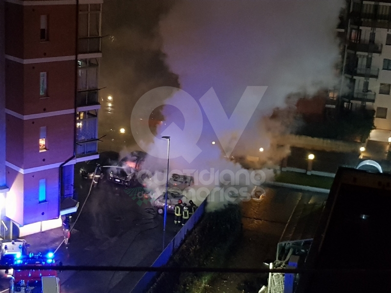 RIVOLI - Paura in viale Firenze: a fuoco un camper e altre quattro macchine