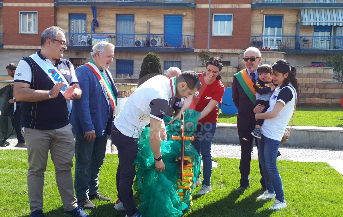 VENARIA - L'Avis dona alla Città un'area giochi in piazza Pettiti - FOTO