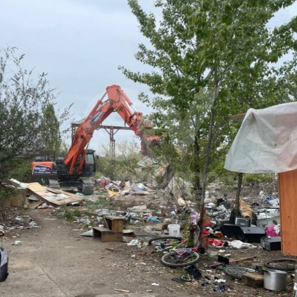 COLLEGNO - Sgombero alla ex Mandelli: rimossi i capanni di fortuna, iniziata la pulizia dell'area