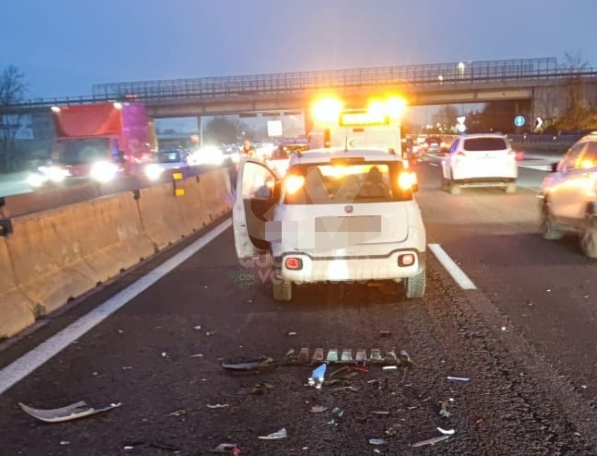 INCIDENTE IN TANGENZIALE A COLLEGNO - Tamponamento fra due auto: traffico in tilt - FOTO
