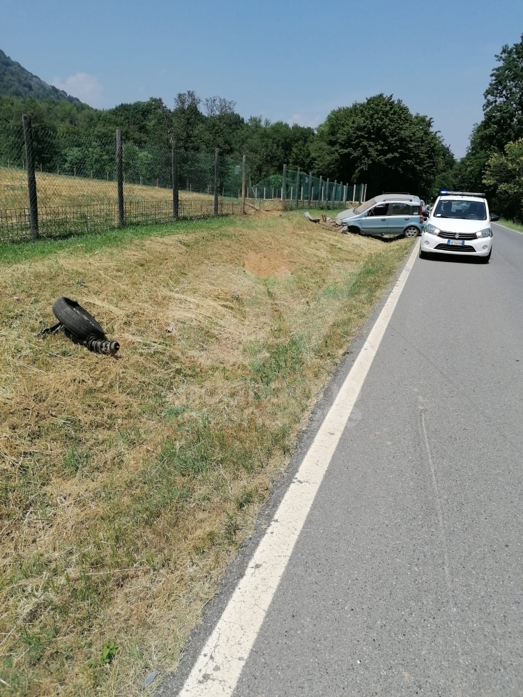INCIDENTE FRA LA CASSA E GIVOLETTO - Scontro fra due auto, una finisce fuori strada: un ferito - FOTO