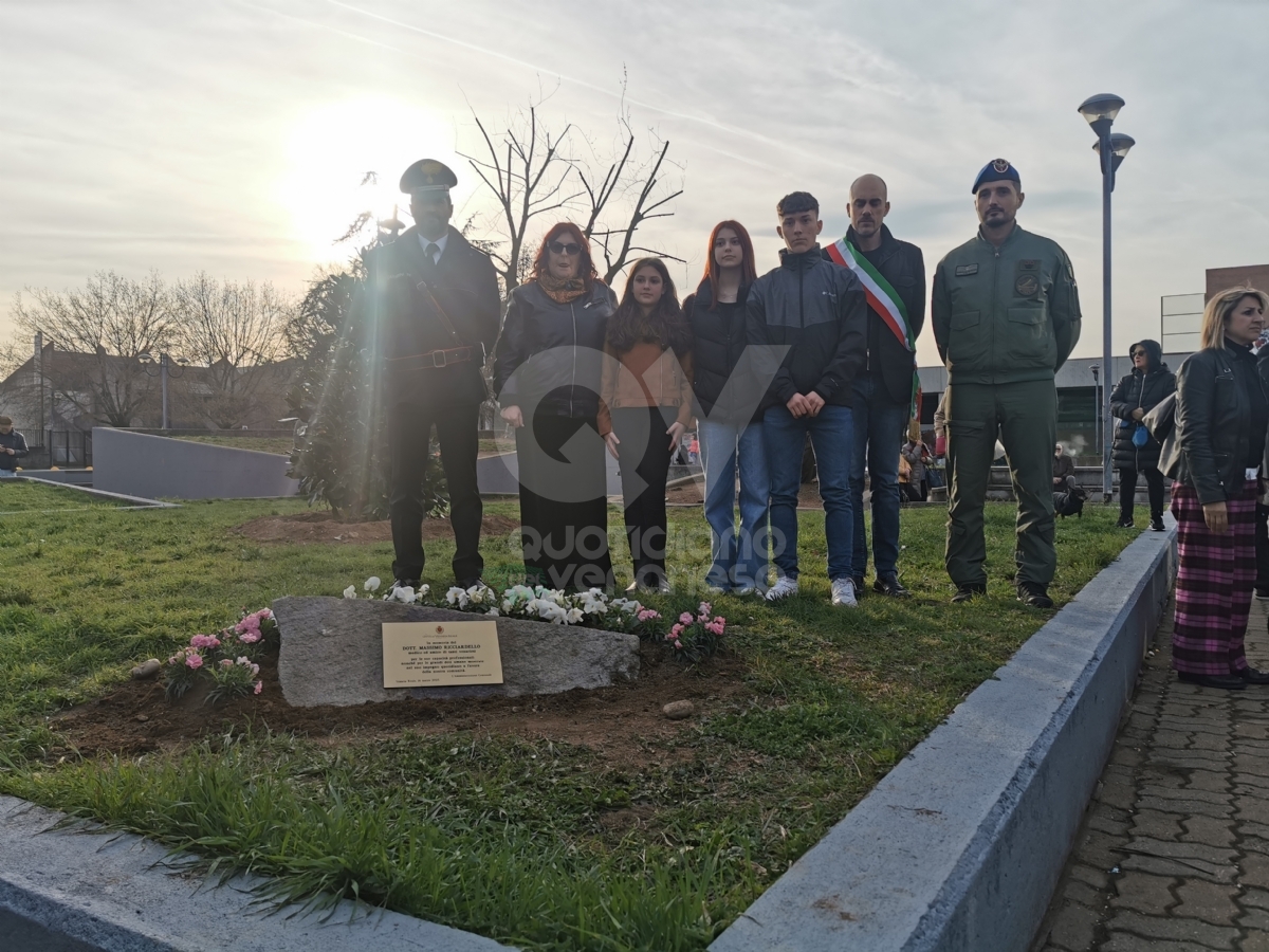 VENARIA - Due anni senza Massimo Ricciardello: in piazza Ravera una targa e una magnolia - FOTO