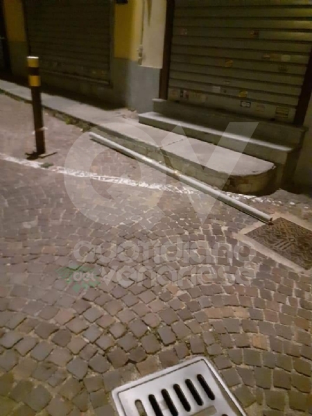 RIVOLI - Teppisti in azione a Ferragosto in piazza Matteotti: divelto un segnale stradale - FOTO