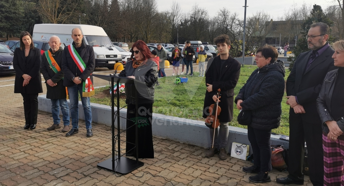 VENARIA - Due anni senza Massimo Ricciardello: in piazza Ravera una targa e una magnolia - FOTO