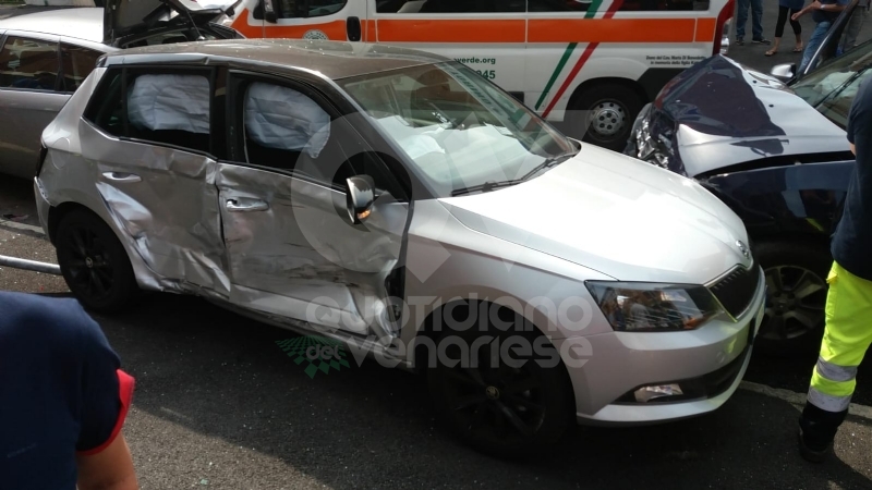 VENARIA - Incidente all'incrocio tra via Silva e via Verdi: quattro auto coinvolte e due feriti