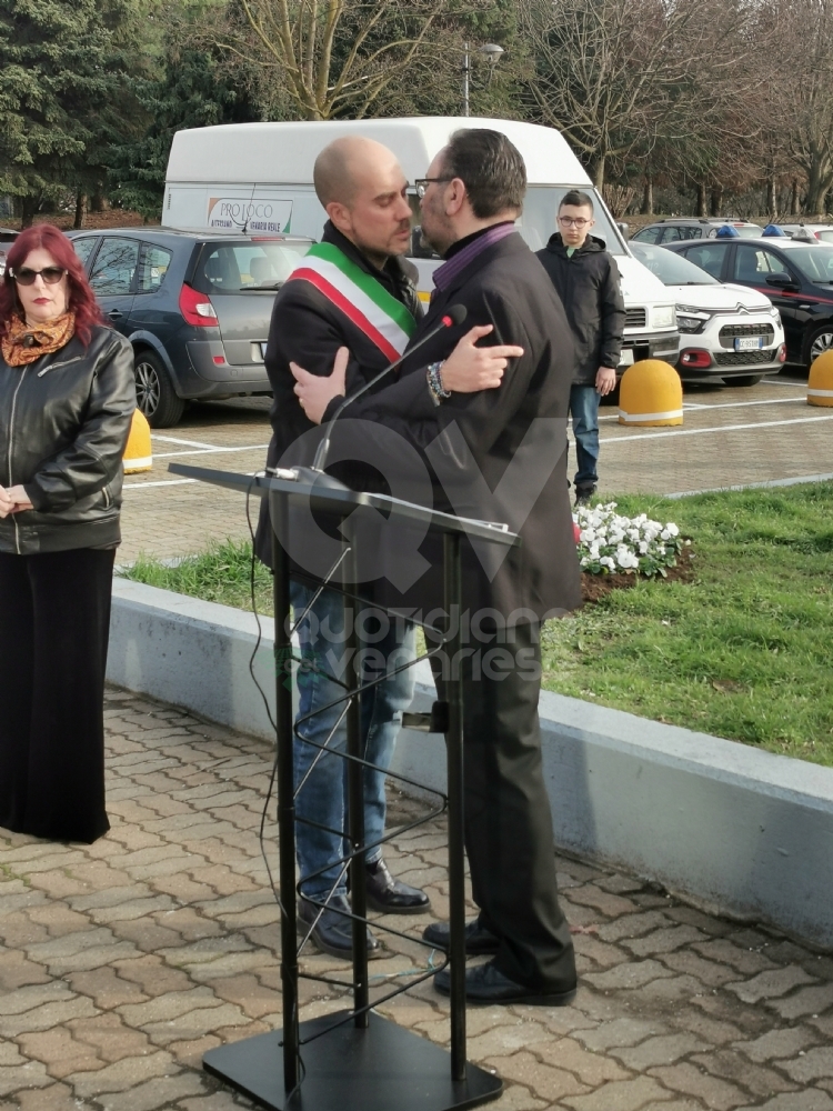 VENARIA - Due anni senza Massimo Ricciardello: in piazza Ravera una targa e una magnolia - FOTO