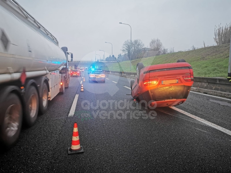 VENARIA-BORGARO - Perde il controllo dell'auto e si ribalta in tangenziale: illeso