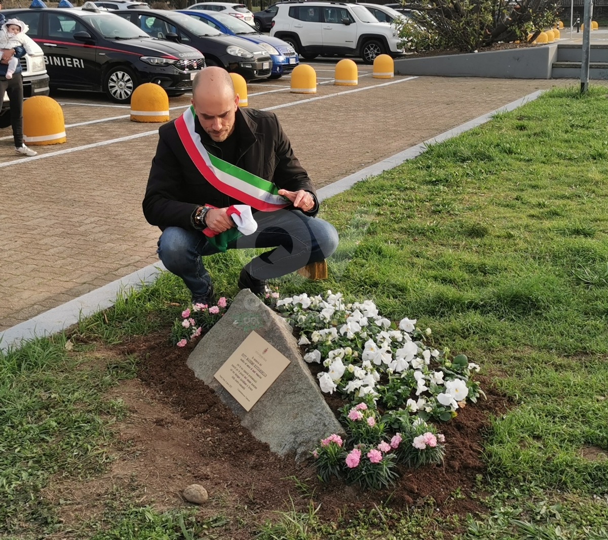 VENARIA - Due anni senza Massimo Ricciardello: in piazza Ravera una targa e una magnolia - FOTO