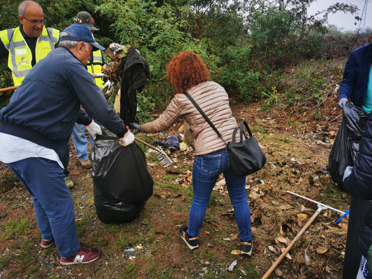 BORGARO - Successo per «Puliamo insieme il parco Chico Mendes»: tanti sacchi neri colmi di rifiuti - FOTO
