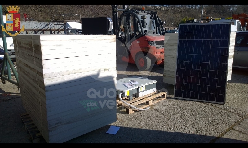 RIVOLI - Furgone abbandonato in tangenziale: all'interno 51 pannelli fotovoltaici, rubati