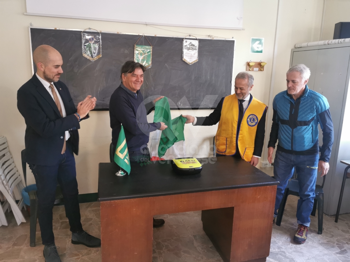 VENARIA - Il Lions Club Venaria Reale Host dona un defibrillatore all'Unitre - FOTO