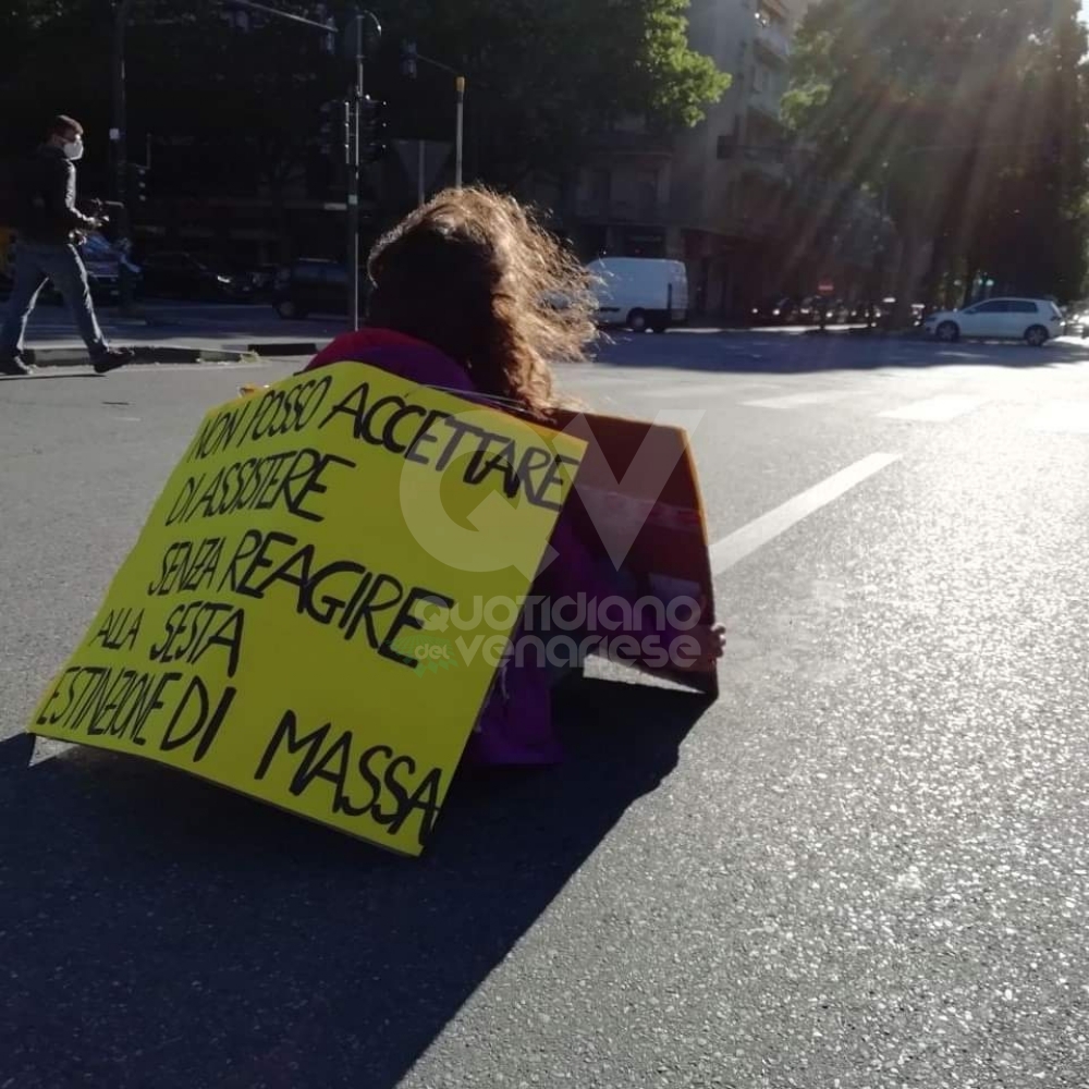 PROTESTA IN CORSO FRANCIA - Seduti a centro strada davanti alla sede della «Leonardo»