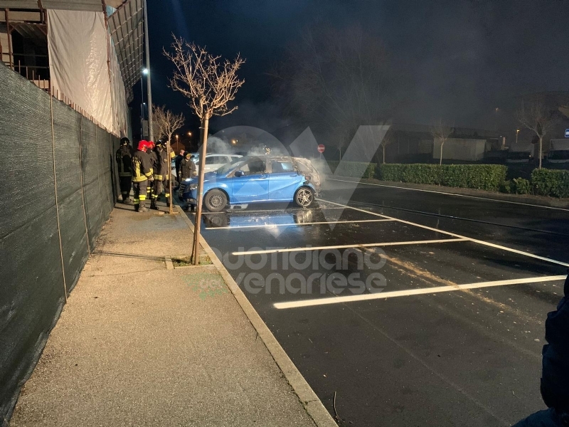 BORGARO - Doppio incendio in città: a fuoco cumuli di rifiuti e una macchina - FOTO