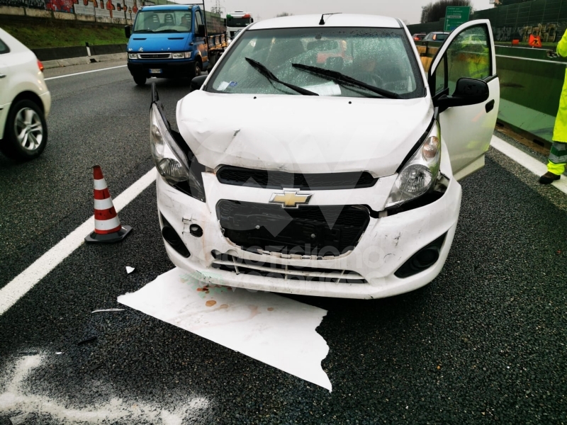 COLLEGNO - Tamponamento in tangenziale: tre auto coinvolte e forti disagi al traffico