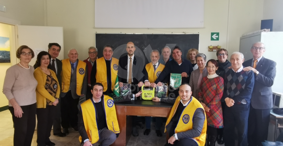 VENARIA - Il Lions Club Venaria Reale Host dona un defibrillatore all'Unitre - FOTO