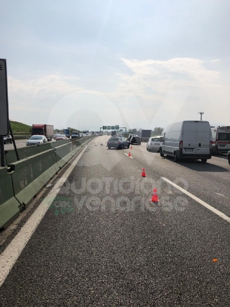COLLEGNO - Doppio incidente in tangenziale: auto ribaltata, traffico in tilt.