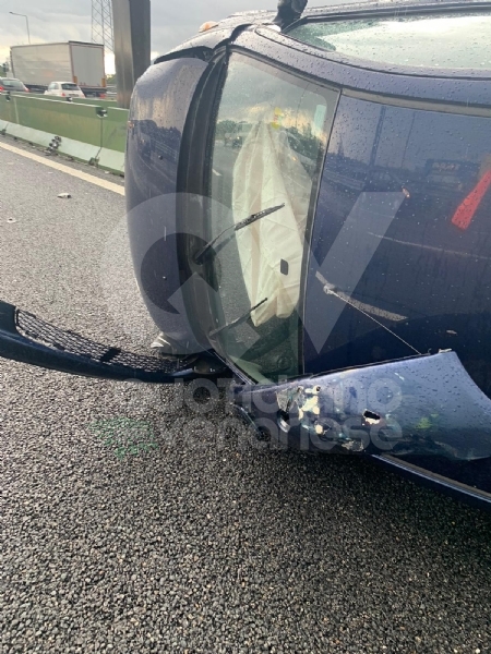 COLLEGNO - Si ribalta con la Yaris in tangenziale: miracolosamente illeso - FOTO