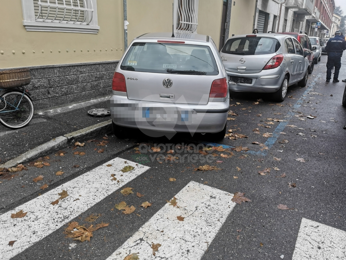 INCIDENTE A VENARIA - Scontro auto-furgone all'incrocio tra via Sauro e via Trento: tre feriti - FOTO